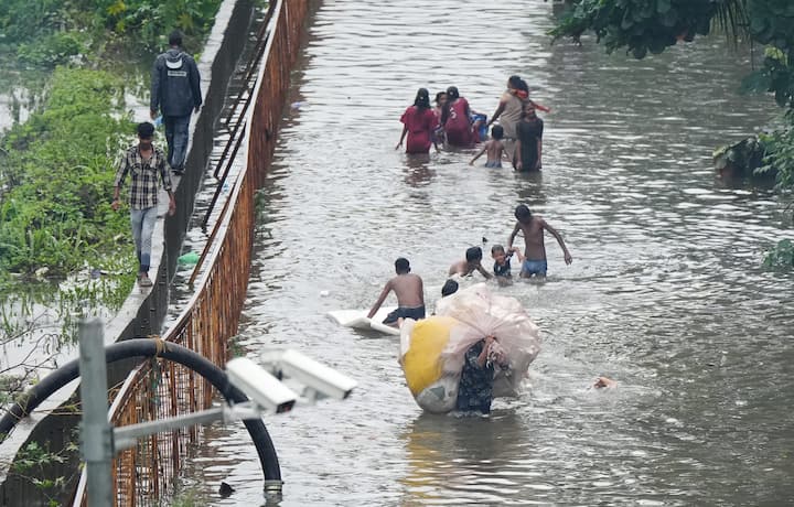 राष्ट्रीय आपदा मोचन बल (एनडीआरएफ) के एक प्रवक्ता ने बताया कि एनडीआरएफ की टीमों को मुंबई के कुर्ला और घाटकोपर इलाकों और महाराष्ट्र के अन्य हिस्सों में तैनात किया गया है, जिनमें ठाणे, वसई (पालघर), महाड (रायगढ़), चिपलून (रत्नागिरी), कोल्हापुर, सांगली, सतारा और सिंधुदुर्ग शामिल हैं.