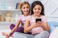 ਬੱਚਿਆਂ ਦੇ ਹੱਥ 'ਚ ਹਮੇਸ਼ਾ ਰਹਿੰਦਾ ਫੋਨ ਤਾਂ ਜ਼ਰੂਰ ਸਮਝਾਓ ਆਹ ਗੱਲਾਂ, ਨਹੀਂ ਤਾਂ...