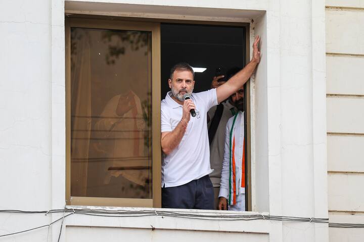 মনে রাখবেন : এখানে প্রদত্ত তথ্য শুধুমাত্র তথ্যের উদ্দেশ্যে দেওয়া হয়েছে। এখানে উল্লেখ করা জরুরি যে, বাজারে বিনিয়োগ করা ঝুঁকি সাপেক্ষ। বিনিয়োগকারী হিসাবে অর্থ বিনিয়োগ করার আগে সর্বদা একজন বিশেষজ্ঞের সঙ্গে পরামর্শ করুন।