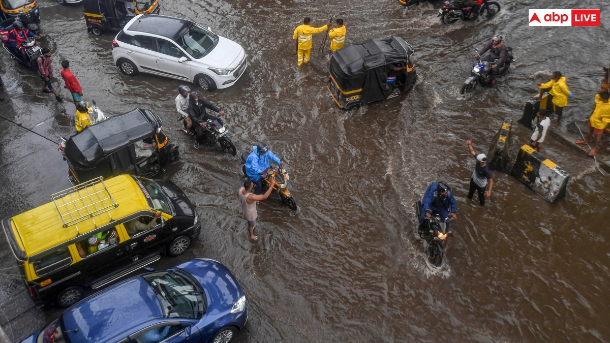 Mumbai Rain Updates: मुंबई में बारिश का रेड अलर्ट जारी, कई ट्रेनें रद्द, विमान सेवाएं प्रभावित, स्कूल-कॉलेज बंद