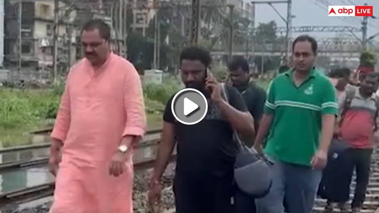 NCP MLA Anil Patil Amol Mitkari walking on track goes viral Amid Heavy Rain Fall in Mumbai Amol Mitkari Viral Video: मुंबई में भारी बारिश से रेल सेवाएं प्रभावित, ट्रैक पर विधान भवन के लिए पैदल निकले एनसीपी विधायक