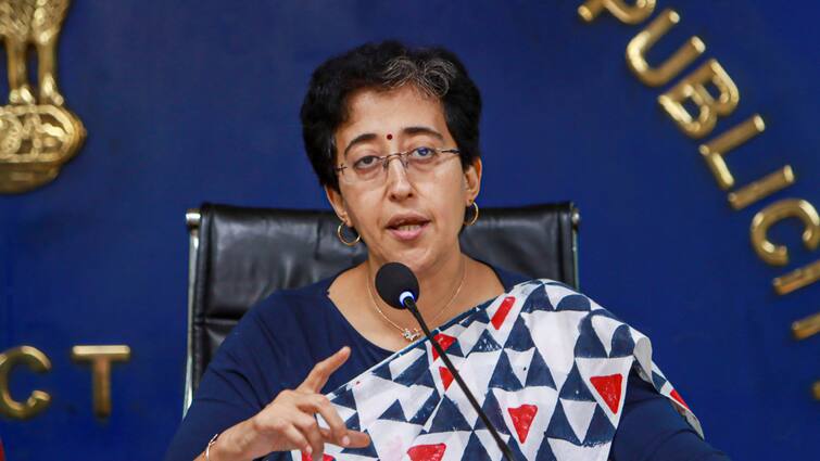 Atishi congratulated Delhi teachers on withdrawing transfer order by LG vinai saxena  Delhi Teachers Transfer: पांच हजार शिक्षकों के तबादले का आदेश वापस लेने पर आतिशी बोलीं- 'दिल्ली वालों के...'