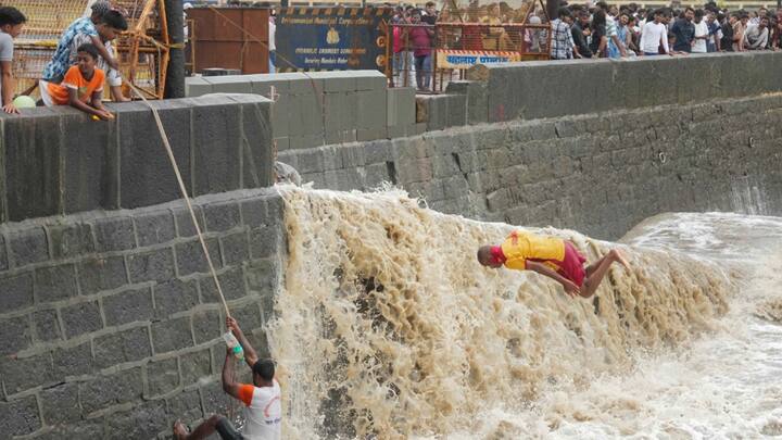 भारी बारिश और समुद्र में ऊंची लहरें उठने की चेतावनी के मद्देनजर बीएमसी ने लोगों से अफवाहों पर ध्यान नहीं देने और आपातकालीन मदद के लिए उसके हेल्पलाइन नंबर पर फोन करने की अपील की है. नंबर है- 1916.