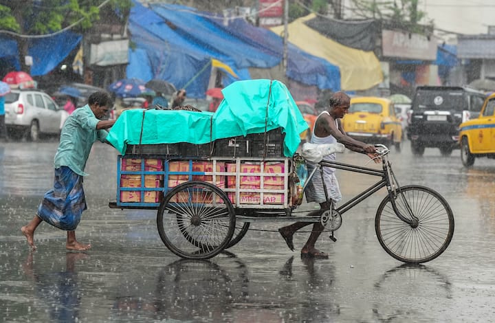 বৃহস্পতিবার কলকাতা-সহ দক্ষিণবঙ্গের সব জেলাতেই বজ্রবিদ্যুৎ-সহ বৃষ্টির পূর্বাভাস রয়েছে। একইসঙ্গে বজায় থাকবে আর্দ্রতাজনিত অস্বস্তি।