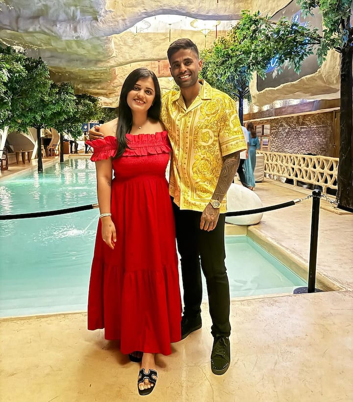 आयसीसी टी 20 वर्ल्ड कपच्या फायनलमध्ये भारताविरुद्ध विजय मिळवण्यासाठी दक्षिण आफ्रिकेला शेवटच्या ओव्हरमध्ये 16 धावा हव्या होत्या.ओव्हरच्या पहिल्याच बॉलवर डेव्हिड मिलरनं मोठा फटका मारला होता. सूर्यकुमार यादवनं लाँग ऑफला घेतलेल्या कॅचनंतर टीम इंडियानं इतिहास रचला. सूर्यकुमारनं त्या कॅचचा संदर्भ देत एक पोस्ट केलीय.