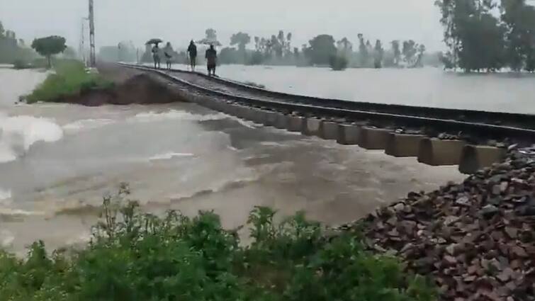 UP Rail Line Culvert washed away due to strong flow of river Video goes Viral Watch Watch: यूपी में नदी के तेज बहाव से बह गई रेल लाइन की पुलिया, Video वायरल