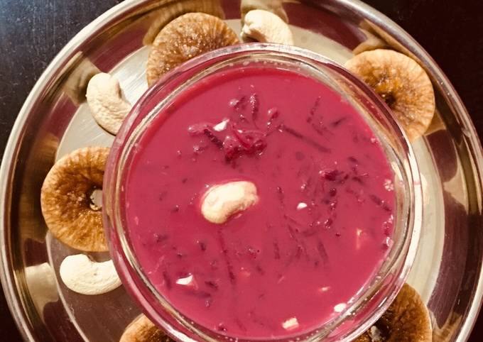 ਚੁਕੰਦਰ ਦੀ ਖੀਰ ਬਣਾਉਣ ਲਈ ਚੁਕੰਦਰ ਨੂੰ ਛਿੱਲ ਕੇ ਪੀਸ ਲਓ ਅਤੇ ਦੂਜੇ ਪਾਸੇ ਦੁੱਧ ਨੂੰ ਭਾਂਡੇ ਵਿਚ ਚੰਗੀ ਤਰ੍ਹਾਂ ਉਬਾਲ ਲਓ।