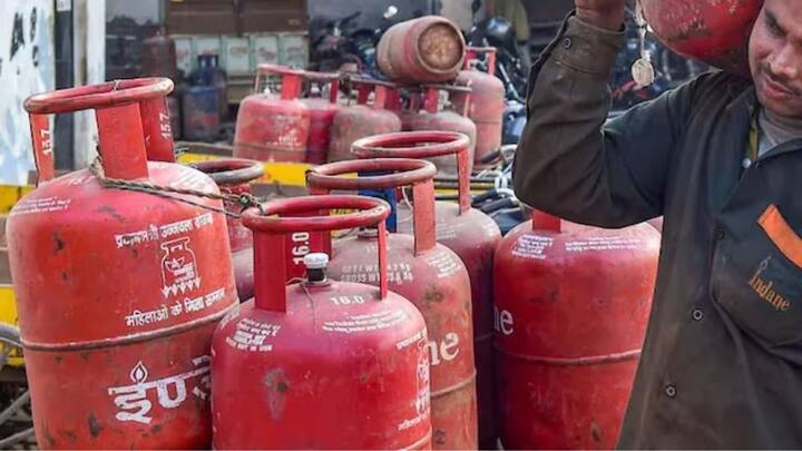 कोई भी अपने घरेलू गैस कनेक्शन पर 1 साल में 15 सिलेंडर तक भरवा सकता है. लेकिन इनमें से 12 सिलेंडर की सब्सिडी वाले होंगे.