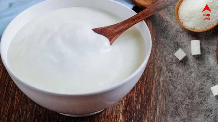 অনেক সময় বলা হয়ে থাকে দই এবং চিনি খেয়ে ঘর থেকে বের হওয়া শুভ। কিন্তু দই ও চিনি খাওয়া কি সত্যিই শুভ? জেনে নেওয়া যাক দই ও চিনি খাওয়ার পেছনে যুক্তি কী!