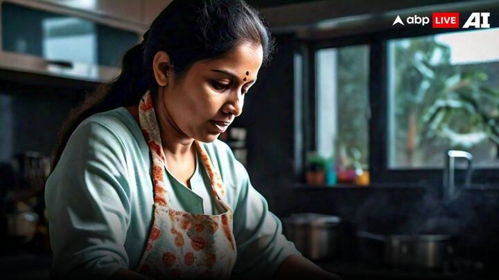 अब वह चकले की मदद से सभी गोलों को दबा देती हैं, जिससे गोल-गोल पूड़ी बनकर तैयार हो जाती है.