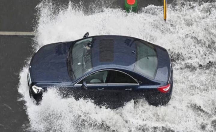 Car Safety Tips: જો તમે આ વરસાદની સિઝનમાં બહાર ફરવા જાવ છો. તેથી તમારે બહાર જતી વખતે ખાસ કાળજી લેવી પડશે. થોડી બેદરકારી તમને મોટી સમસ્યાઓનું કારણ બની શકે છે. આ બાબતોનું ખાસ ધ્યાન રાખો.