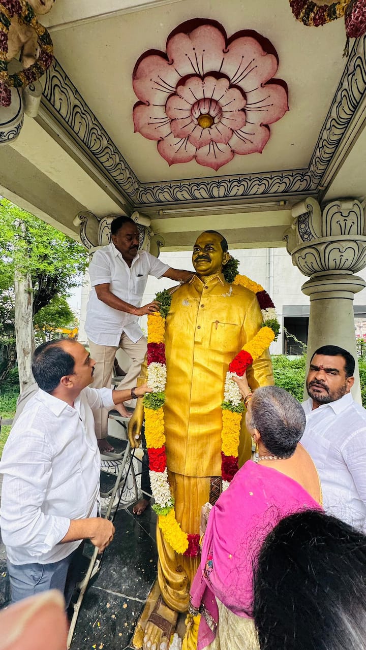 చిత్తూరులో వైయస్ఆర్ విగ్రహానికి పూలమాలవేసి నివాళులర్పించిన చిత్తూరు నియోజకవర్గం ఇంచార్జి ఎంసీ విజయానంద రెడ్డి గారు , వైయస్ఆర్ సీపీ నాయకులు.