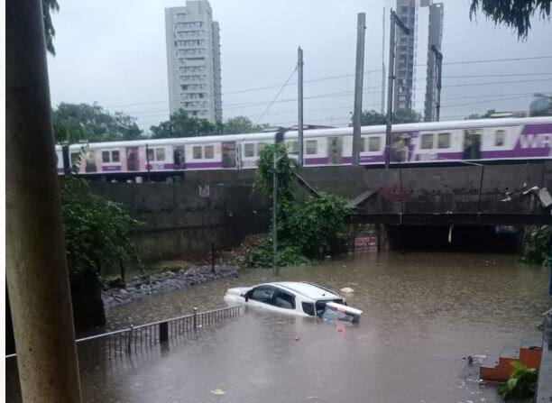 मुंबईतील काही भागात रस्त्यावर साचलेल्या पाण्यामुळं वाहनं वाहून गेल्याच्या घटना देखील घडल्या आहेत.