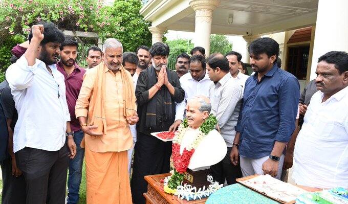 వైఎస్ జయంతి సందర్భంగా మాజీ మంత్రి, పుంగనూరు ఎమ్మెల్యే పెద్దిరెడ్డి రామచంద్రారెడ్డి తన నివాసం వద్ద నివాళులు అర్పించారు.