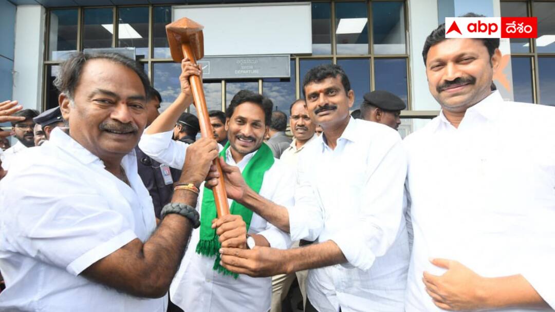 Jagan is thinking of implementing plan B in his political strategies Jagan plan B : ప్లాన్ బీ అమలు యోచనలో మాజీ సీఎం జగన్ - ఇక ఢిల్లీ కేంద్రంగానే రాజకీయమా ?