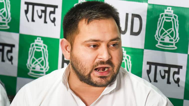 Bihar Leader of Opposition Tejaswi Yadav offered prayers at Rajvanshi Nagar temple in Patna spoke on Waqf Board Act Amendment Bill ann 'बस वोट के लिए ही केंद्र सरकार...', वक्फ बोर्ड एक्ट संशोधन बिल पर तेजस्वी यादव का निशाना