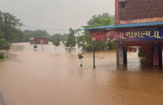 कुडाळमधील माणगाव खोऱ्यातील निर्मला नदीच्या पुराच्या पाण्यात रस्ता उखरून खड्डा पडल्याने 27 गावांचा संपर्क तुटला.