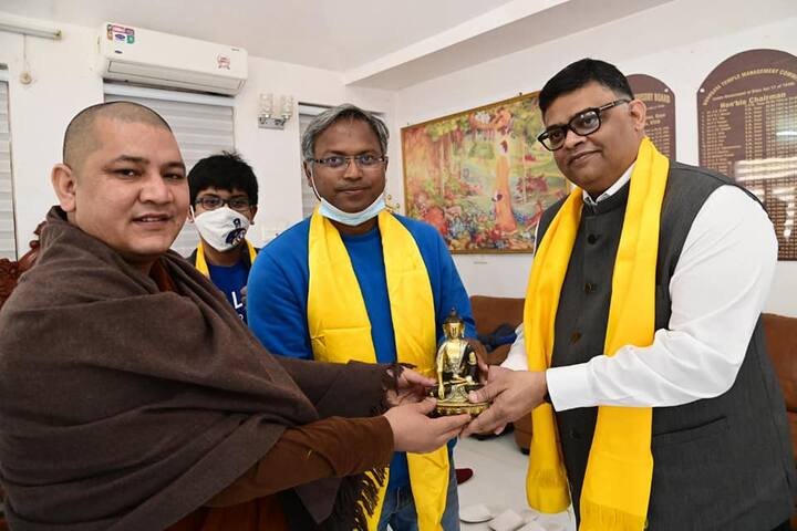 नीतीश कुमार ने मनीष कुमार वर्मा को क्लीन चिट दे दी, जिसके बाद सवाल उठने लगे कि वह उन्हें बचाने में क्यों लगे हैं?