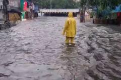 મુંબઇમાં 12 ઈંચ વરસાદથી જળબંબાકાર, અનેક વિસ્તારો પાણીમાં ગરકાવ, લોકલ ટ્રેન સેવાને અસર