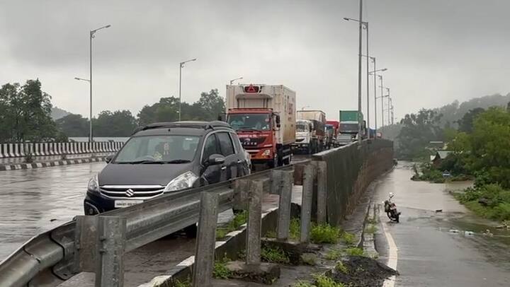 मुंबई गोवा राष्ट्रीय महामार्ग गेल्या 12 तासांपासून ठप्प आहे. सिंधुदुर्गात कोसळत असलेल्या मुसळधार पावसामुळे मुंबई गोवा राष्ट्रीय महामार्ग ठप्प झाला आहे.