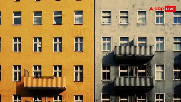 जहां एक मकान मालिक ने अपने घर की बालकनी किराए पर देने के लिए विज्ञापन दिया है. इससे बड़ी हैरानी ये थी कि इसका किराया 969 रुपये प्रतिमाह लिस्ट किया गया है.