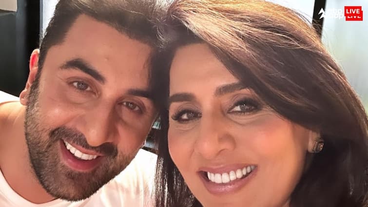 Neetu Kapoor Birthday When Ranbir Kapoor put hisr first salary 250 rupees in mothers feet actress cried जब रणबीर कपूर ने मां नीतू कपूर के चरणों में रख दी थी अपनी पहली सैलरी, रो पड़ी थीं दिग्गज अभिनेत्री