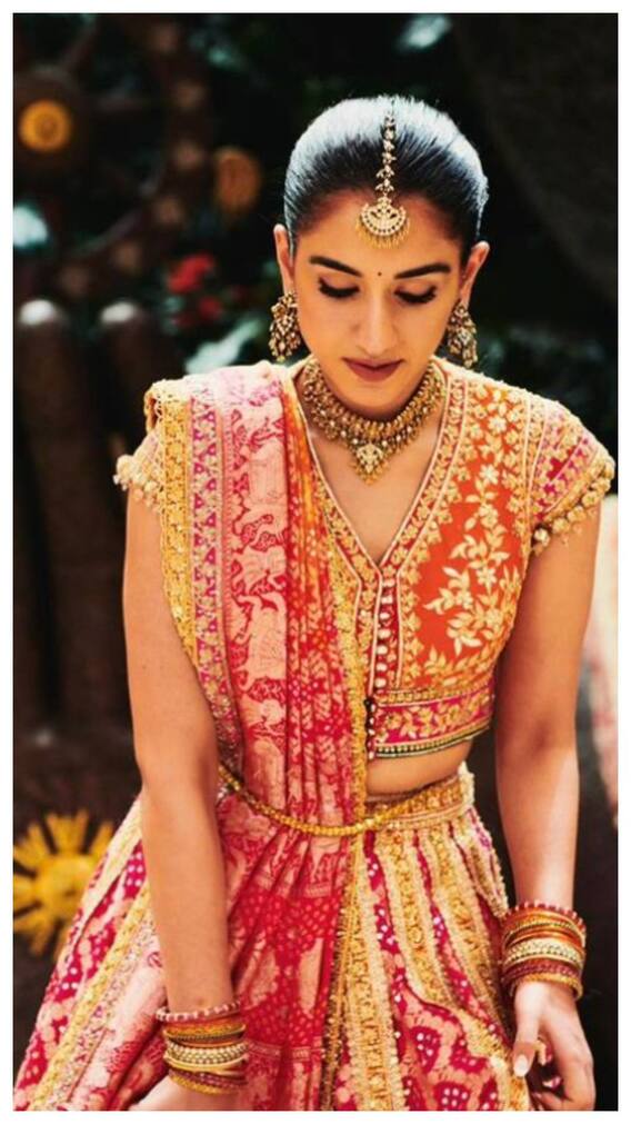 गृहशांति पूजन में लाल बिंदी के साथ सिम्पल लुक में छाई राधिका मर्चेंट