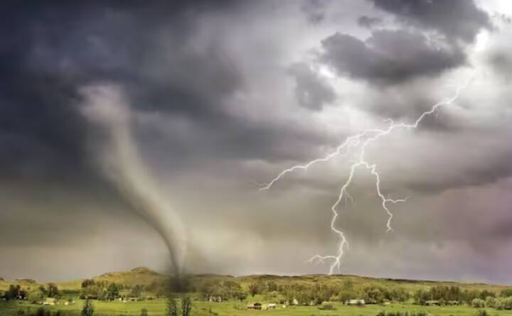 According to information, in 1872, scientist Benjamin Franklin first explained the exact reason for lightning flashing between clouds. He said that clouds contain small particles of water, which get charged due to friction with air. Some clouds are positively charged, while others are negatively charged.