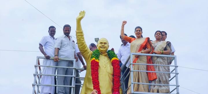 మహానేత 75వ జయంతిని పురస్కరించుకొని నగిరిలోని బస్టాండు ప్రాంగణంలోని వైఎస్సార్‌ విగ్రహానికి, ఓంశక్తి ఆలయం సమీపం గల మహానేత విగ్రహానికి పూలదండలు వేసి మాజీ మంత్రి రోజా నివాళులర్పించారు.