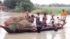 बेतिया के कई गांवों में घुसा गंडक नदी का पानी, ऊंची जगहों पर नाव से पलायन कर रहे लोग