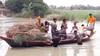 Bihar Flood: बेतिया के कई गांवों में घुसा गंडक नदी का पानी, ऊंची जगहों पर नाव से पलायन कर रहे लोग