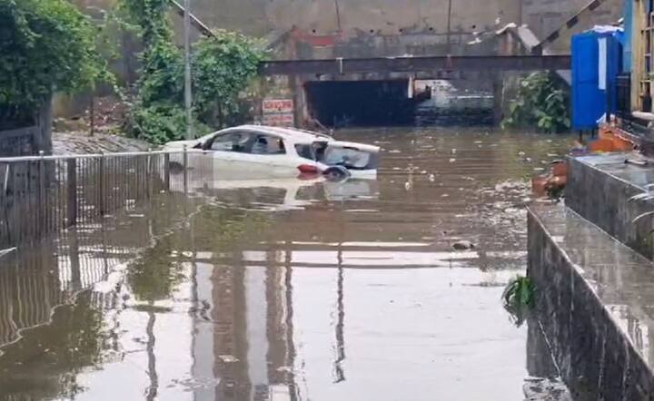 मुंबईसह ठाणे परिसरता मुसळधार पावसामुळं जनजीवन विस्कळीत झाल्याचे पाहायला मिळत आहे.