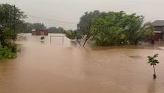 सिंधुदुर्गात भयावह परिस्थिती; घरांना पुराच्या पाण्याने वेढले, अनेक नद्यांनी इशारा पातळी ओलांडली!