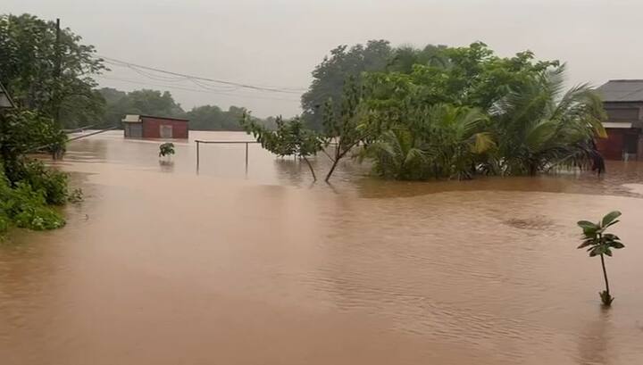 सिंधुदुर्गातील तेरेखोल नदी, कर्ली नदी, वाघोटन नदी इशारा पातळीच्या वर वाहत असून नद्या पात्राबाहेर वाहत आहेत.