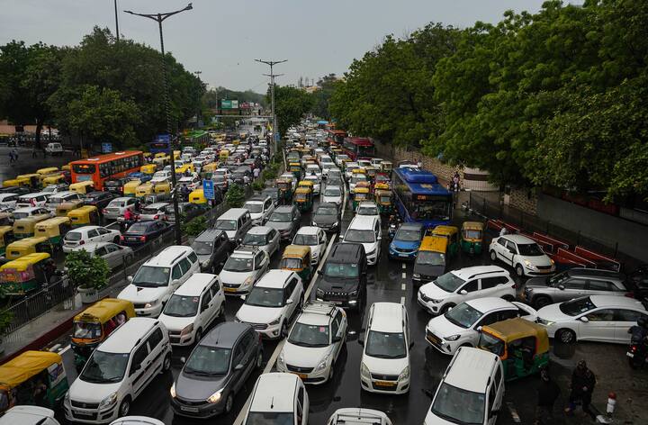 आईएमडी के अनुसार रविवार को दिल्ली न्यूनतम तापमान 26.2 डिग्री सेल्सियस दर्ज किया जो सामान्य से दो डिग्री कम था.