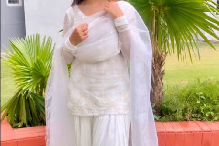 इसके अलावा आप यह वाइट कलर का पंजाबी सूट भी ट्राई कर सकती हैं यह आपके लुक में चार चांद लगा देगा.