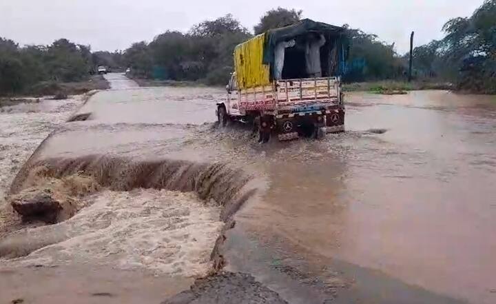 राज्याच्या विविध भागात मुसळधार पाऊस सुरु आहे. या पावसामुळं जनजीवन विस्कळीत झाल्याचं पाहायला मिळालं आहे.