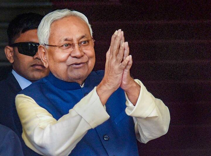 मनीष कुमार वर्मा ने पूर्णिया के डीएम की भी भूमिका निभाई है. वैसे, यह भी कहा जाता है कि नीतीश कुमार के कहने पर उन्होंने आईएएस की नौकरी छोड़ी.