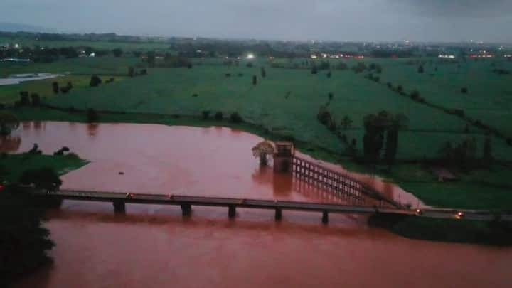 Kolhapur Rain Update : नदीच्या पाणी पातळीत वाढ झाल्याने प्रयाग चिखलीत संगमावर पंचगंगा सर्वदूर पसरली आहे. राजाराम बंधाऱ्यावर पंचगंगा नदीची पाणी पातळी 32.2 फुटांवर गेली आहे.