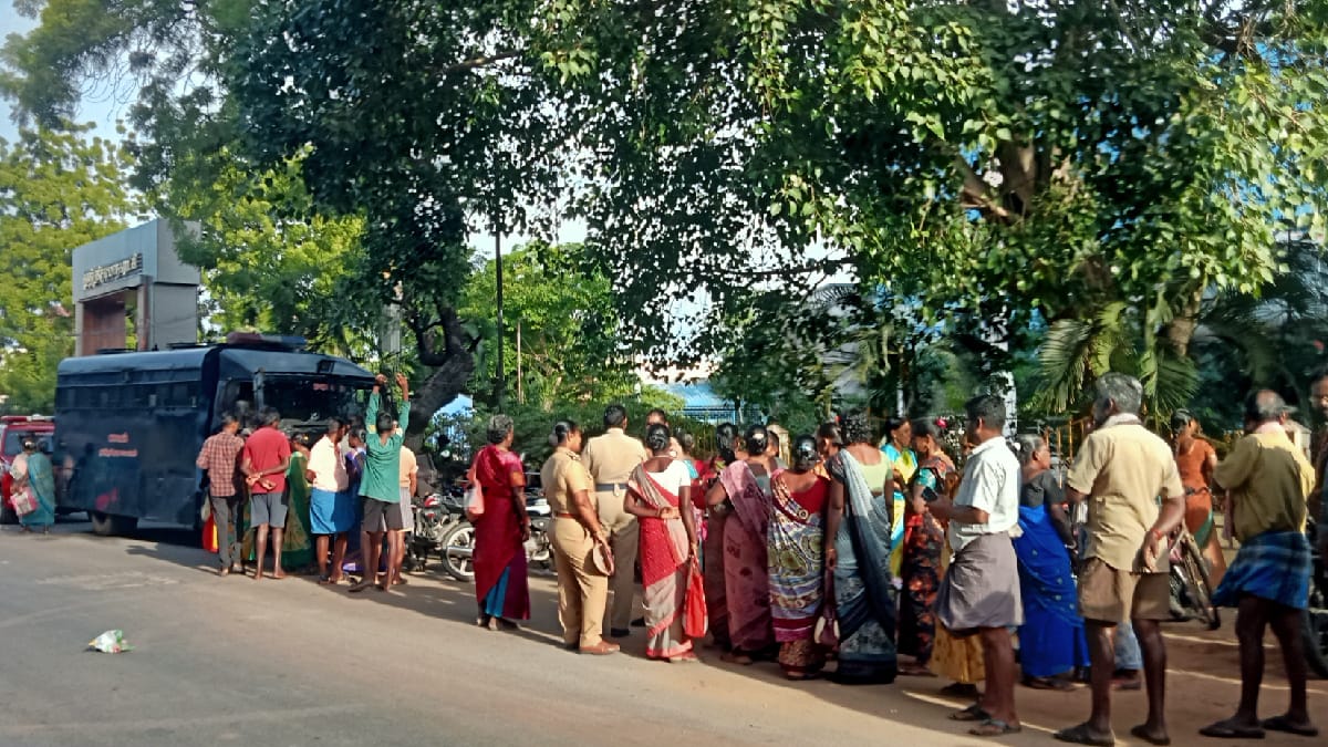 தூத்துக்குடியில் தொழிலாளர் விரோத போக்கை கண்டித்து தூய்மை பணியாளர்கள் போராட்டம்