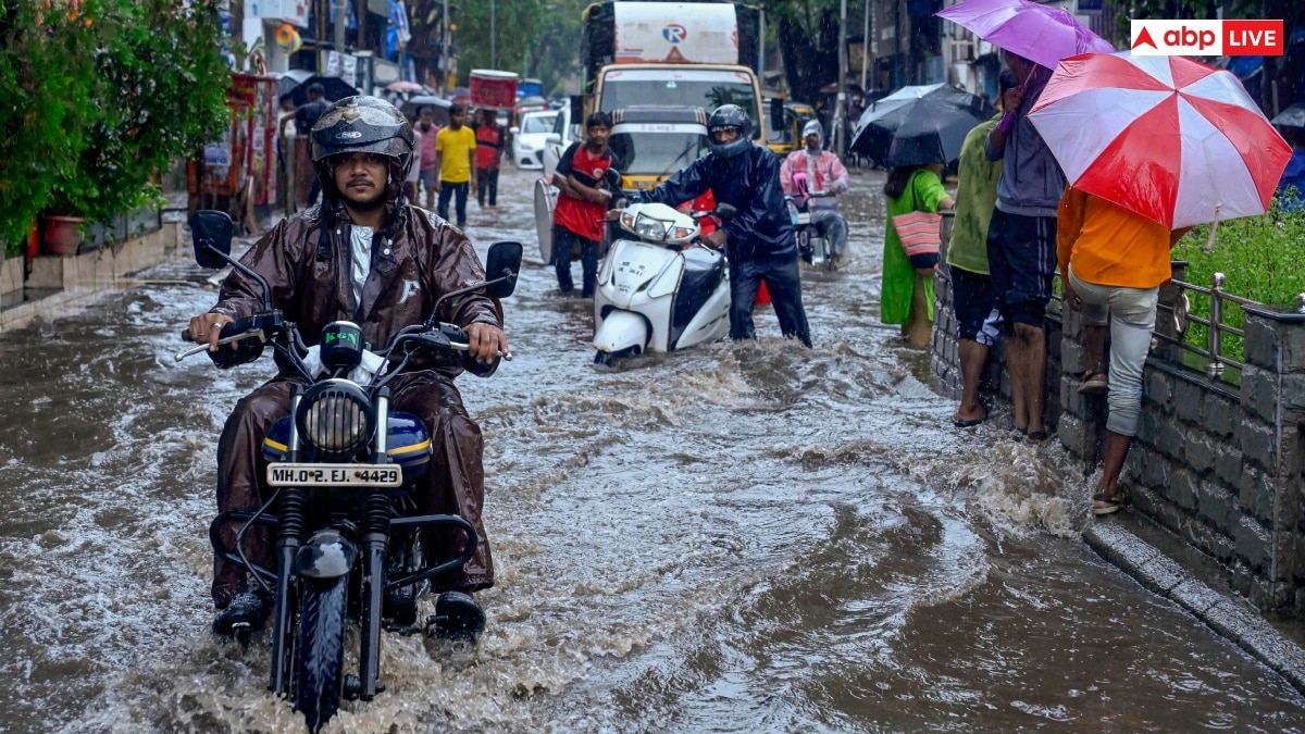 Mumbai Rain: मुंबई में बारिश ने लाई आफत! स्कूल बंद, रेलवे ट्रैक पर भरा पानी, कई ट्रेनें रद्द, जानें अपने इलाके का हाल