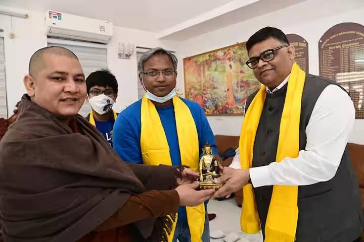 मनीष कुमार वर्मा यांनी पूर्णियाच्या जिल्हाधिकारीपदी देखील काम केलं आहे. नितीश कुमार यांच्या सांगण्यावरुन त्यांनी नोकरी सोडली होती.