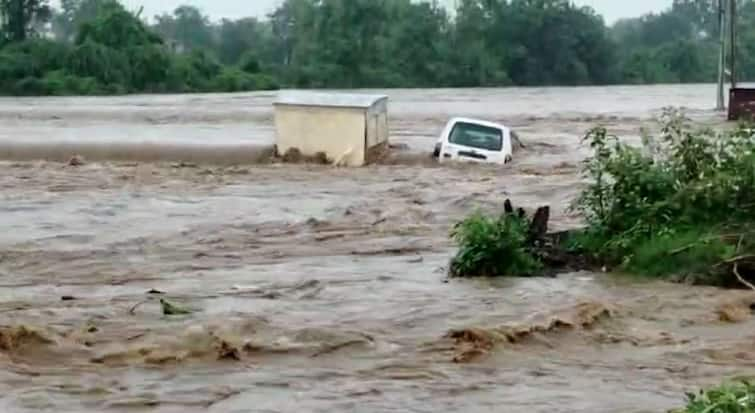 Maharashtra Rain Update heavy rain in vidarbha along with Buldhana Car washed away in river flood also wall collapsed one died latest monsoon updates maharashtra marathi news Maharashtra Rain Update : राज्यात मुसळधार पावसाचा हाहाकार! नदीच्या पुरात कार गेली वाहून, भिंत कोसळून एकाचा मृत्यू