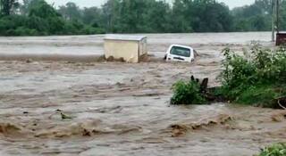 Maharashtra Rain Update : राज्यात मुसळधार पावसाचा हाहाकार! नदीच्या पुरात कार गेली वाहून, भिंत कोसळून एकाचा मृत्यू