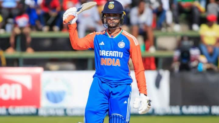 बताते चलें कि अभिषेक शर्मा आईपीएल में सनराइजर्स हैदराबाद के लिए खेलते हैं. जबकि डोमेस्टिक मैचों में पंजाब का प्रतिनिधित्व करते हैं. इसके अलावा अभिषेक शर्मा अंडर-19 वर्ल्ड कप जीतने वाली भारतीय टीम का हिस्सा रह चुके हैं. (फोटो क्रेडिट- सोशल मीडिया)