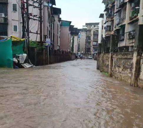 अनेकांच्या घरात पाणी शिरलं आहे. त्यामुळं नागरिकांमध्ये भीतीचं वातावरण पसरलं आहे.