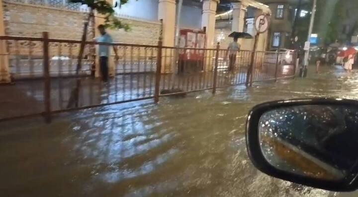 मुंबईत मोठ्या प्रमाणावर पावसानं हजेरी लावली. शहरातील काही भागांमध्ये 300 मिलिमीटर पेक्षा अधिक पावसाची नोंद झाली. यामुळं मुंबईत काही ठिकाणी पाणी साचलं होतं. तर, रस्त्यांवर पाणी देखील साचल्यानं वाहतुकीवर परिणाम झाला होता.