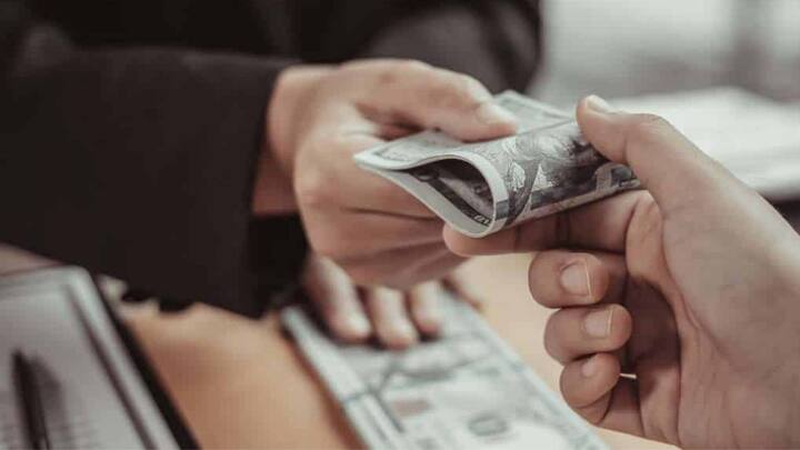 कई बार लोग इस तरह के कर्मचारियों को रिश्वत नहीं देते. मगर कई मौके ऐसे भी होते हैं जहां लोग मजबूरी में रिश्वत दे देते हैं.