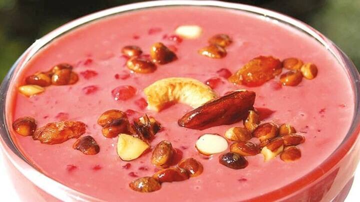 ਜਦੋਂ ਦੁੱਧ ਚੰਗੀ ਤਰ੍ਹਾਂ ਉਬਲ ਜਾਵੇ ਤਾਂ ਇਸ 'ਚ ਚੌਲ ਪਾ ਕੇ ਕੁਝ ਦੇਰ ਪਕਾਓ। ਹੁਣ ਇਕ ਕੜਾਹੀ ਵਿਚ ਘਿਓ ਪਾ ਕੇ ਗਰਮ ਕਰੋ।