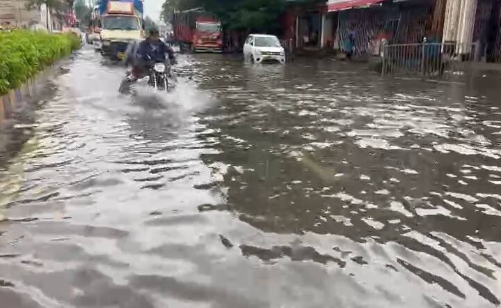 मुंबईसह ठाणे नवी मुंबई परिसरात वाहतुकीवर परिणाम झाला आहे. रस्त्यांना नद्यांचं स्वरुप आलं आहे.